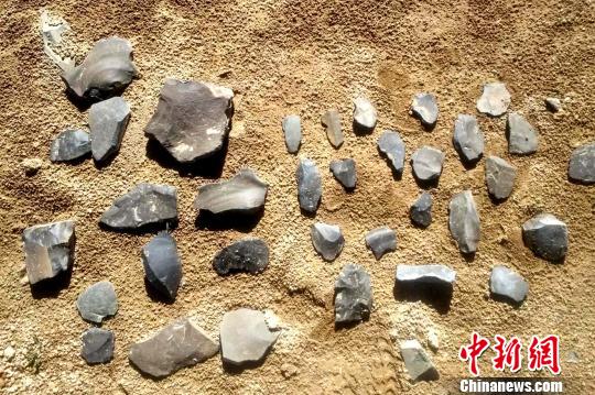 考古人员在地表采集的石器。西藏文物保护研究所 供图